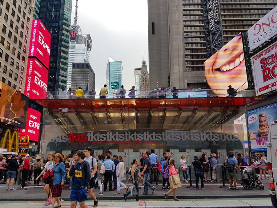 Vista general del BROADWAY TKTS Booth en Times Square ubicado debajo de las famosas escaleras rojas. Foto de Andrea Hoare Madrid