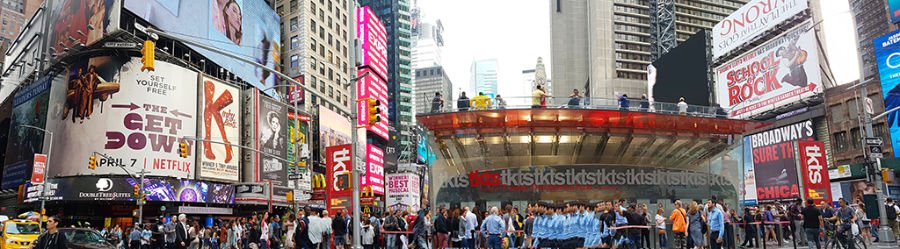 Vista panorámica de Times Square, en el centro la taquilla TKTS Booth debajo de las escaleras rojas. Foto de Andrea Hoare Madrid