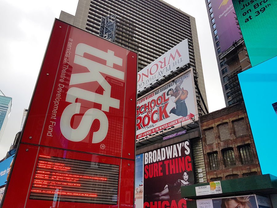 Letrero con los musicales de Broadway disponibles en la boletería TKTS Booth de Times Square - Foto de AHM