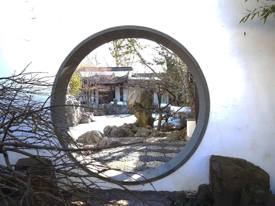 Puerta circular al interior del Jardín de los eruditos en el Jardín Botánico del Centro Cultural Snug Harbor en Staten Island - Foto de Andrea Hoare Madrid