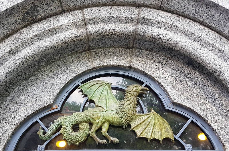 Decoración de un grifo o dragón sobre una puerta del Castillo Belvedere en Central Park - Foto de Andrea Hoare Madrid