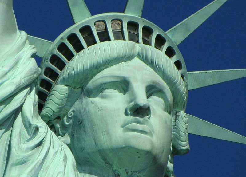 Detalle del mirador de la corona de la Estatua de la Libertad. Foto de Ronile en Pixabay - image de Dominio Público disponible en https://pixabay.com/es/photos/estatua-de-la-libertad-nueva-york-ny-267948/