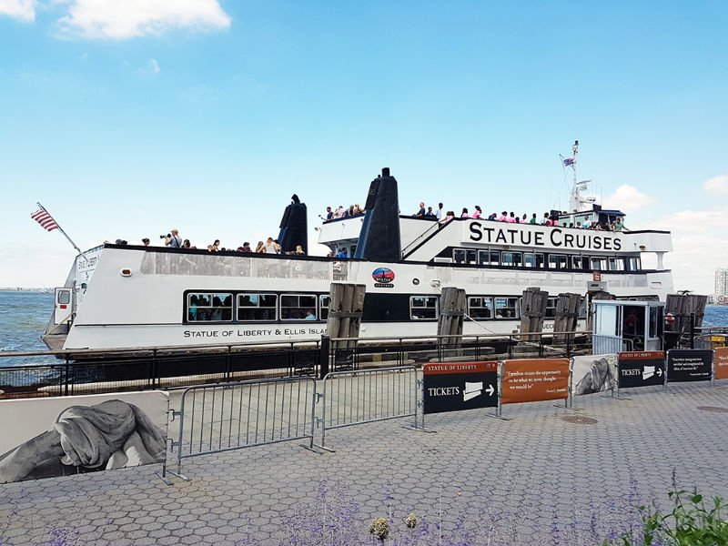 Ferry de Statue Cruises en el embarcadero de Battery Park - Foto de AHM