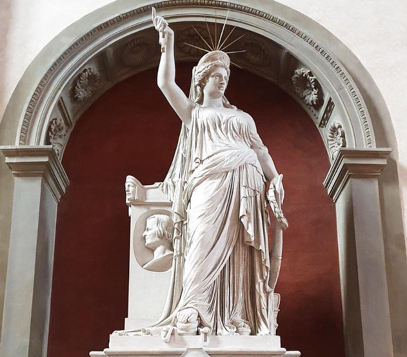 Estatua Libertad de la Poesía (monumento fúnebre de Giovanni Battista Niccolini en la Basílica de Santa Croce), precursora de la Estatua de la Libertad guiando al Pueblo de Nueva York. Foto de Andrea Hoare Madrid