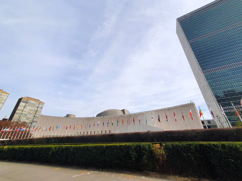 Vista panorámica del Edificio de las Naciones Unidas y la Sala Plenaria (ONU - UN) Foto de Andrea Hoare Madrid