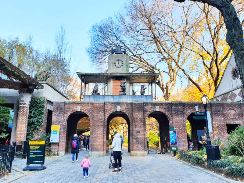 Reloj musical Delacorte sobre una de las entradas del Zoológico de Central Park - Foto de Andrea Hoare Madrid