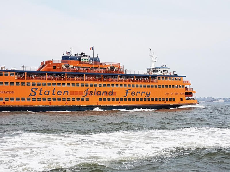 Ferry naranja navegando a Staten Island - Foto de AHM