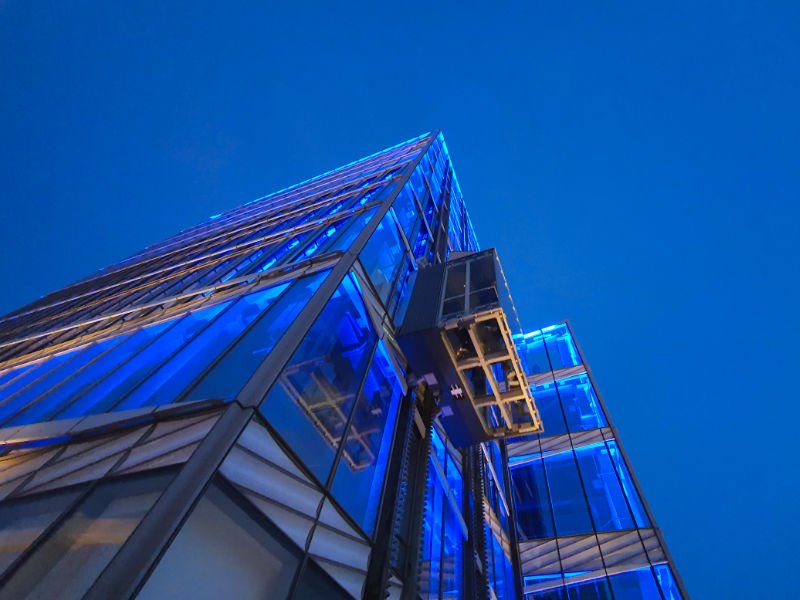 Vista del ascensor transparente que sube por el exterior del Mirador Summit del Edificio One Vaderbilt, visto desde la terraza al aire libre del piso 93. Foto de Andrea Hoare Madrid