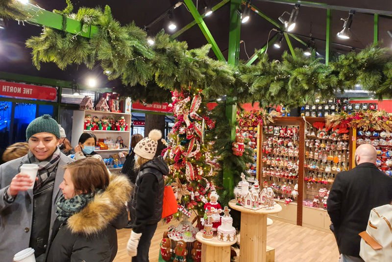 Personas dentro de una tienda de regalos de Navidad en la Feria Navideña de Bryant Park - Foto de Andrea Hoare Madrid