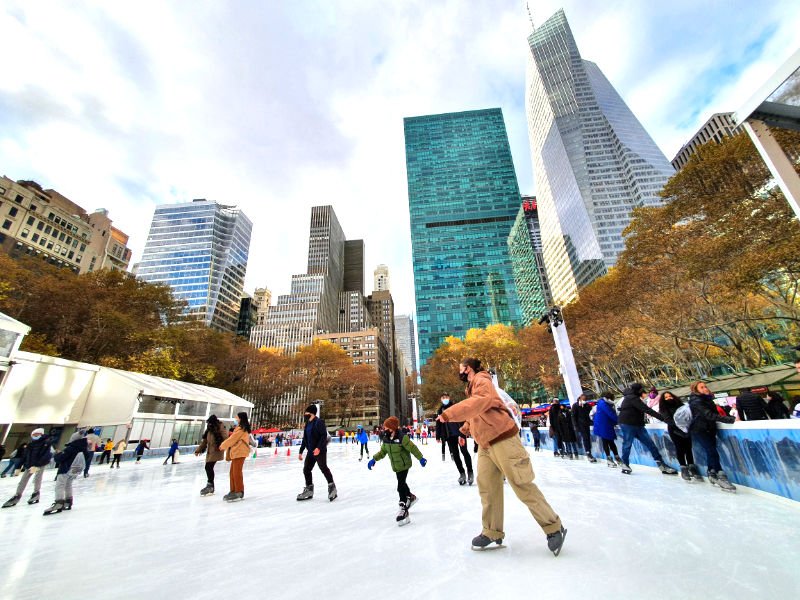 Gente patinando en la Pista de Hielo de Bryant Park en Manhattan - Foto de Andrea Hoare Madrid