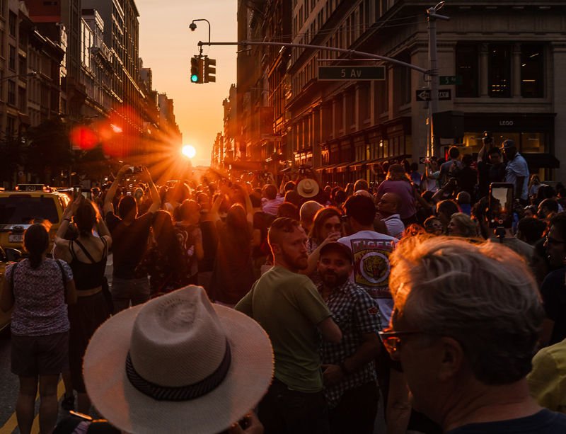 Personas fotografiando el Manhattanhenge, momento del año en que la puesta de sol coincide con las calles del centro de Manhattan. Foto de Mike Kareh en Unsplash disponible en https://unsplash.com/photos/Z8gmlhycZXM