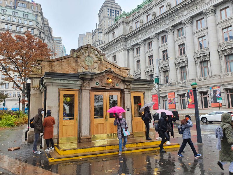 Edificio histórico de la Estación de Metro Bowling Green en Battery Park un día de lluvia - Foto de Andrea Hoare Madrid