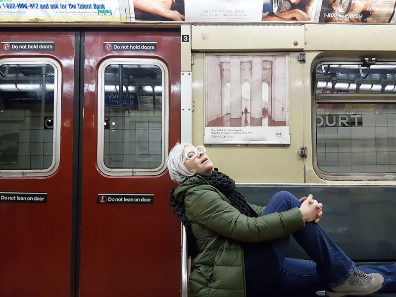 Foto de Andrea Hoare Madrid dentro de un vagón de los años 80 real en el Transit Museum en Brooklyn. Foto de Marina Madrid