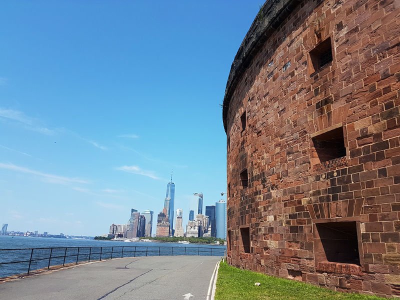 Perfil del sur de Manhattan visto desde la Isla de los Gobernadores - Foto de Andrea Hoare Madrid (Isla de los Gobernadores, hay varios monumentos coloniales de Nueva York que pueden visitar en la isla)