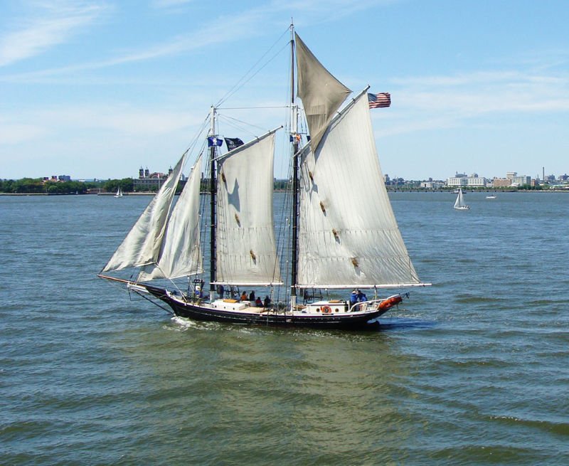 Velero histórico Schooner Pioneer navegando hacia la Estatua de la Libertad, embarcación parte de la colección del South Street Seaport Museum - Foto de Andrea Hoare Madrid