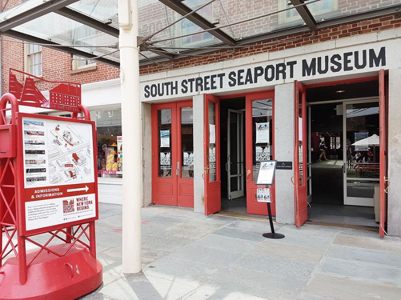 Entrada del South Street Seaport Museum en 12 Fulton Street - Foto de Andrea Hoare Madrid