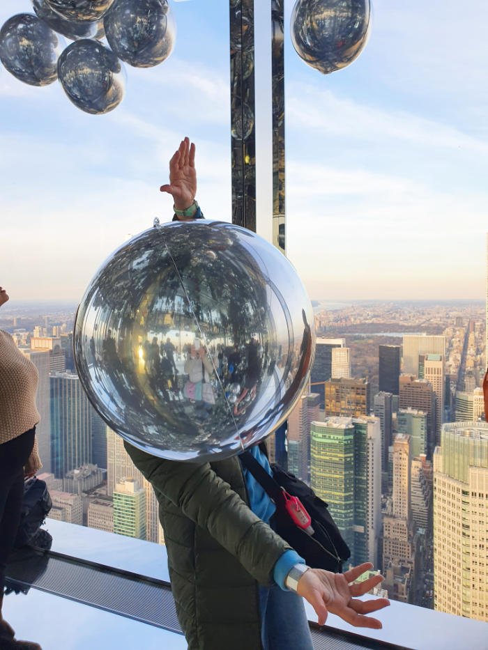 Andrea Hoare jugando con los globos con helio en la instalación Air del Mirador del One Vanderbilt en Midtown Manhattan - Foto de Marina Madrid