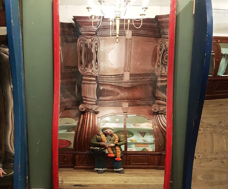 Foto de Andrea Hoare Madrid enana en un fun mirror de Museo de Coney Island
