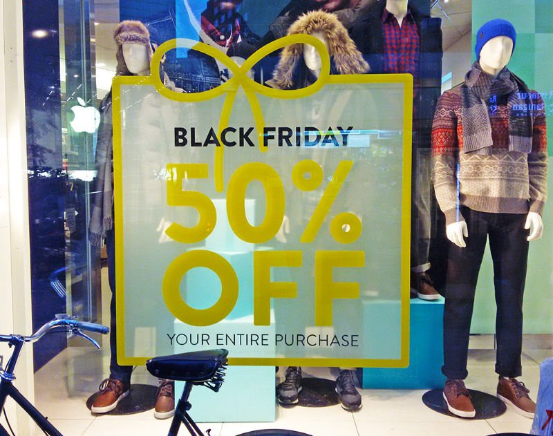 Vitrina de la tienda GAP con un anuncio de descuentos durante el Black Friday - Fechas de liquidaciones en Nueva York - Sales, descuentos - Foto de AHM