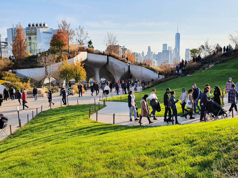 Museo Whitney a la izquierda y One World Trade Center a la derecha vistos desde una de las colinas del parque Little Island - Foto de Andrea Hoare Madrid
