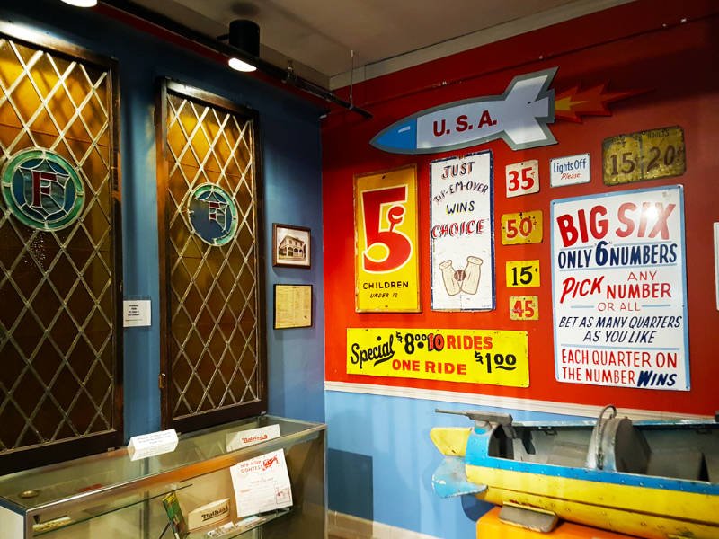 Exhibición de anuncios antiguos de los parques de diversiones de Coney Island - Foto de AHM