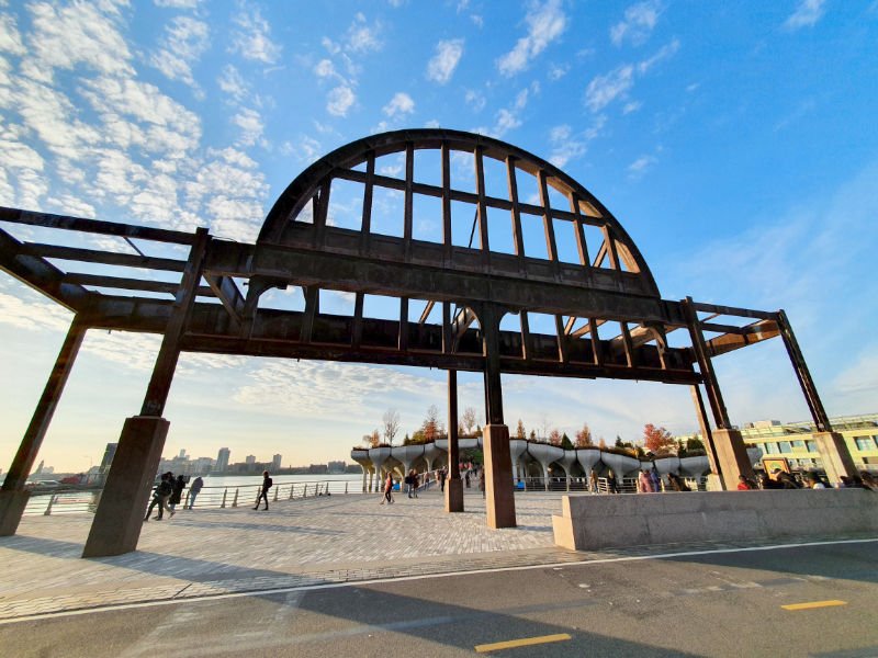Reja original del Pier 54 en el Río Hudson, de alto valor simbólico porque a este muelle llegaron los sobrevivientes del Titanic después de su rescate - Foto de Andrea Hoare Madrid
