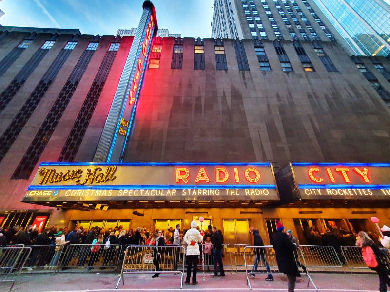 Fila de gente haciendo fila a la entrada del Radio City Music Hall en el Rockefeller Center - Foto de Andrea Hoare Madrid