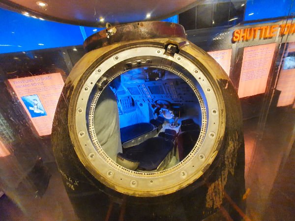 cápsula espacial Soyuz TMA-6 dentro del Pabellón Enterprise en el Museo Intrepid - Foto de Andrea Hoare Madrid