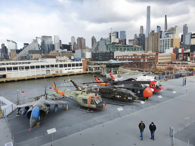 Exposición de aviones y helicópteros en la cubierta del portaaviones Intrepid - Foto de Andrea Hoare Madrid