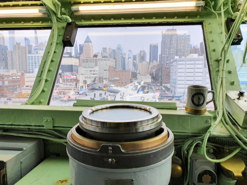 Puente de mando del Capitán del portaaviones del Museo Intrepid, al fondo se ven edificios de Midtown West Manhattan - Foto de Andrea Hoare Madrid