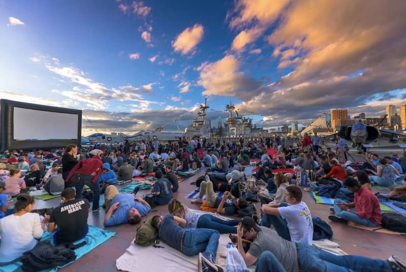 Gente esperando el comienzo de la función de cine gratis sobre el portaaviones del Museo Intrepid, Foto cortesía del Intrepid Sea, Air & Space Museum