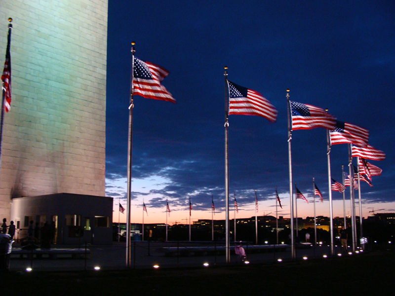 Banderas alrededor del obelisco monumento a Washington al atardecer - Foto de Andrea Hoare Madrid