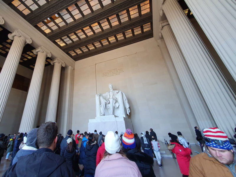 Visitantes al interior del Memorial de Abraham Lincoln dentro del Lincoln Memorial en el National Mall de Washington DC - Foto de Andrea Hoare Madrid