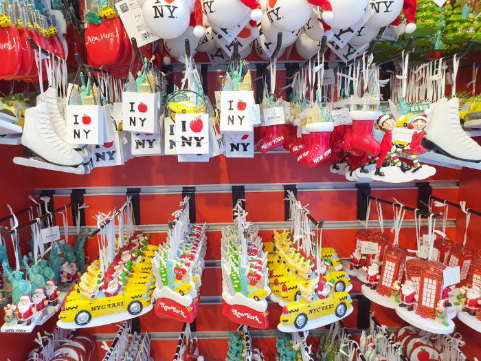 Souvenirs de Navidad para decorar el árbol en una tienda de la feria navideña de Bryant Park, Winter Village. Foto de Andrea Hoare Madrid