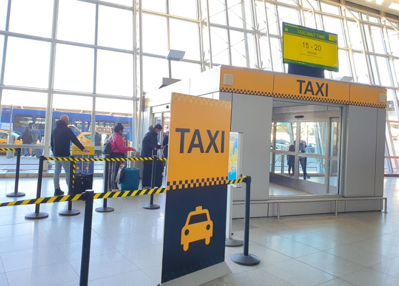 Fila para abordar los taxis oficiales del Aeropuerto JFK - Foto de Andrea Hoare Madrid