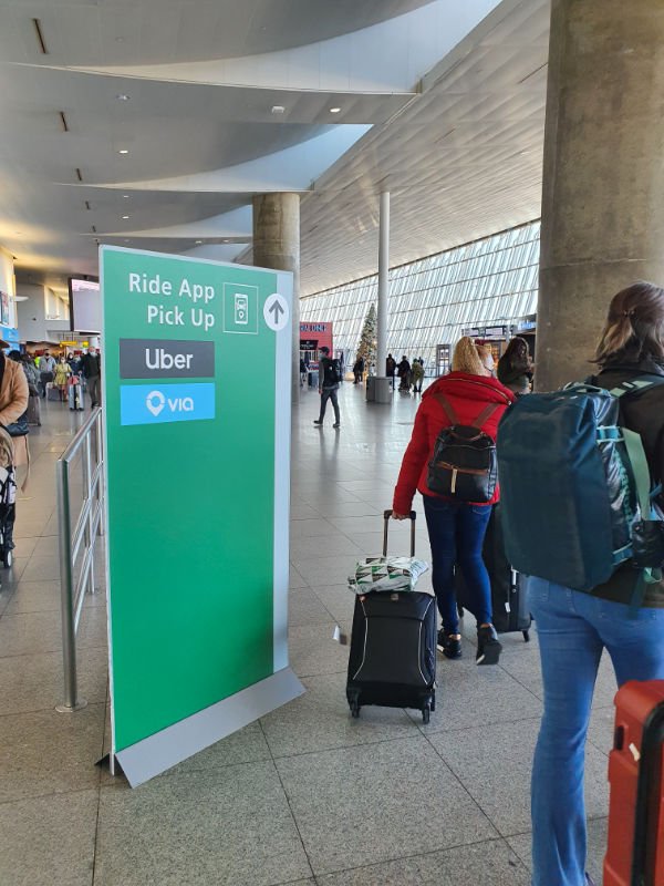 Uber y Lyft Pick up area en el aeropuerto JFK - Foto de Andrea Hoare Madrid