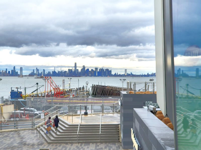 Vista de Lower Manhattan desde la terraza de Empire Outlets en Staten Island. Guía de Compras de Nueva York. Foto de AHM