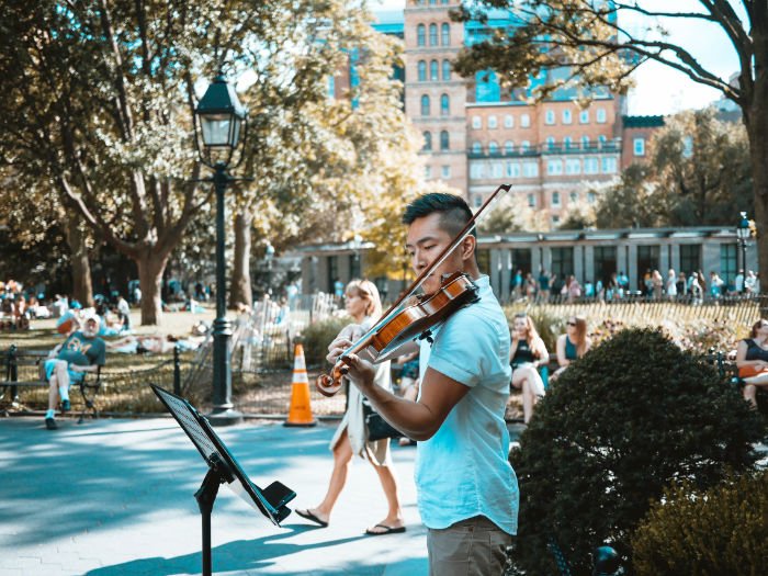 Violinista (artista callejero) en Washington Square- Foto de Josh Appel en Unsplash. Unsplash License. Disponible en https://unsplash.com/es/fotos/YvLGz8h_oiY